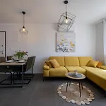 Maya & Tina Apartament *